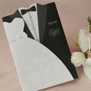 دعوات الزفاف بينَ بطاقات اللؤلؤ والماس والأحجار البرّاقة