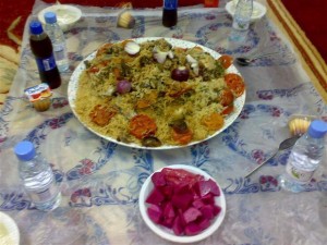 أكلات سعودية المضبي الدجاج المقرمش المقلوبة جاهزة للاكل