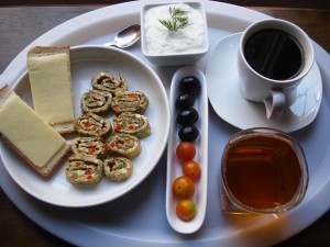 وجبات الفطور أسياخ الحلوم المشويه نقانق + بيض مسلوق كروسان محشي ]