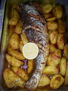 صينية سمك بالبطاطا اشتهيتلكن ياها من مطبخي