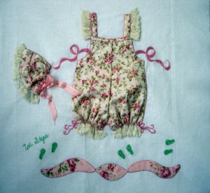 اشغال يدويه على شكل فساتين بناتيه على المفارش 2014