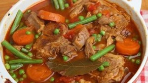 اللحم والخضار بصلصة الطماطم