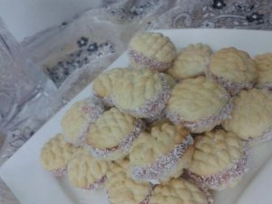 سكويت الغربال بالمربي وجوز الهند