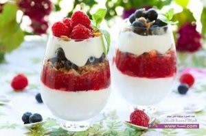 حلى الكاسات الزبادى بالفواكه والمكسرات