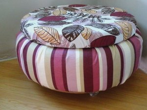 puff-listrado-com-florido-banco
