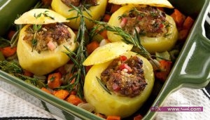بطاطس محشية بالسوسيس واللحم المفري