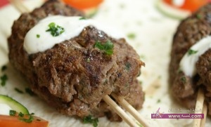 أسياخ اللحم المفروم مع صلصة اللبن أسياخ اللحم المفروم مع صلصة اللبن