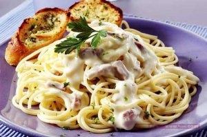 المكرونة بصوص الجبنة