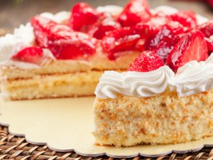 www.fatakat-ar.com-كيك-الفروالة_strawberry-cake-with-cornflakes-1