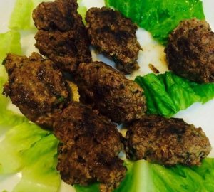 كرات اللحم المفروم المقلية المقدمة مع الخس