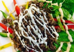 لكفتة (اللحم المفروم) مع الخس والفلفل الملوّن