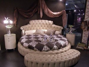 lavish-and-luxurious-bedroom-design-using-a-round-bed
