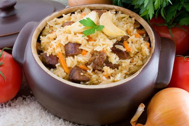 أرز بخاري باللحم وشوربة الطماطم ومهلبية قمر الدين وأومليت