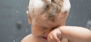 طفلكِ يبكي عندما تغسلين له شعره… وحلّكِ عندنا في هذا المقال!