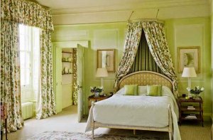 bedroom-with-classic-cabopy-bed-curtains