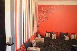 مجالس-ارضية-حريمي-وحوائط-وجدران-والوان-باللون-الأورنج-او-البرتقالي-مودرن