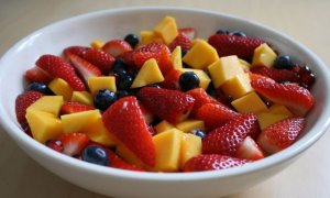 طريقة عمل سلطة الفواكه المنعشة والطازجة بماء الزهر