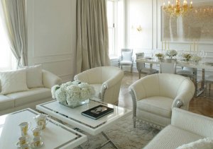 غرفة-معيشة-بيضاء-فاخرة-من-تصميمات-أثاث-Versace