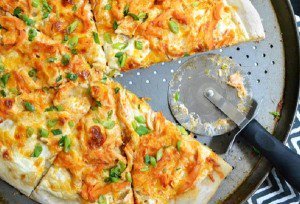 بيتزا-الدجاج-الحارة-بصلصة-البافلو-300x204