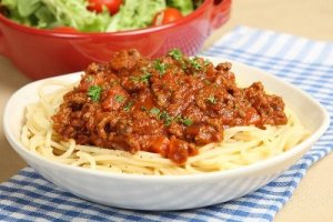 مكرونة بالبشاميل واللحم المفروم