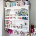 رفوف حائط منظر جمالي  بتساعد على التنظيم والترتيب للغرف والمطبخ 