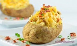 طريقة عمل بطاطس مشوية محشية بالكريمة والبصل الأخضر