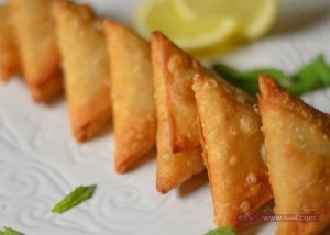 طريقة عمل عجينة السمبوسة المقلية من الذ الاطباق عل مائدة افطار رمضان