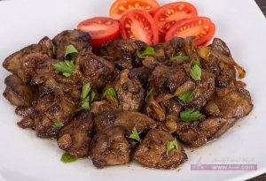 كبدة الدجاج بالبصل والطماطم