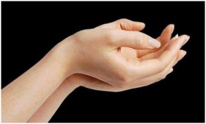 وصفات لتفتيح وتبيض بشره اليدين