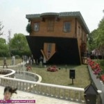 بيت مقلوب يجذب السياح اليها