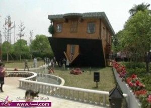 بيت مقلوب يجذب السياح اليها