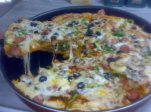 طريقة عمل البيتزا اللذيذه بالجبن والسجق بالصور