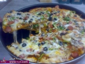 طريقة عمل البيتزا اللذيذه بالجبن والسجق بالصور