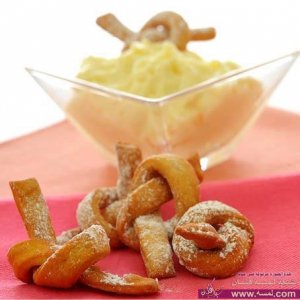 فيونكات محمرة مع باستري كريم