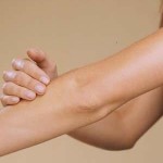 أقوى 4 وصفات طبيعية رائعه لتبيض وتفتيح الركب والأكواع