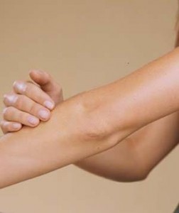 أقوى 4 وصفات طبيعية رائعه لتبيض وتفتيح الركب والأكواع