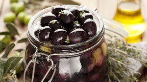 كيف تخلّلين الزيتون الأسود في منزلك؟