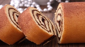 سويس رول محشو بالشوكولاتة والفراولة