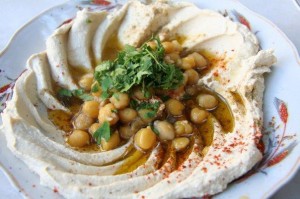 طريقة عمل سلطة الحمص و الزيتون بصلصة الليمون سهلة التحضير وشهية المذاق