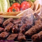 طريقة عمل الكباب مع سلطة إيزمي التركية مقدمه لكم من مطبخ الهوانم بالهنا و الشفا