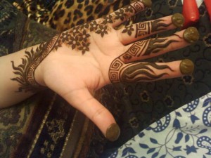 رسم أجمل نقوش الحناء على يديك