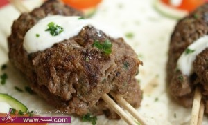 أسياخ اللحم المفروم مع صلصة اللبن أسياخ اللحم المفروم مع صلصة اللبن