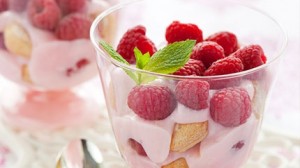 حلى البسكويت بالكريمة والتوت