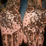 رسم أجمل نقوش الحناء على يديك