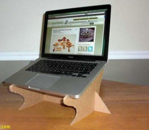 افكار اعمال يدوية من الكرتون لعمل طاوله للابتوب