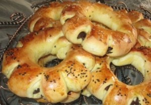 طريقة عمل الخبز بالتمر لحلوى الصباح