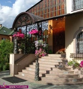 اجعل شرفة منزلك جميلة الزهور الفاخرة والراحة