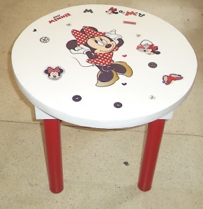 طاولة للأطفال من الكرتون