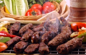 ألذ وأطعم المشويات الشهية على الفحم مع السلطات الشهية