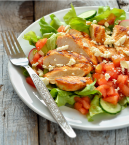 سلطة دجاج مشوي حار